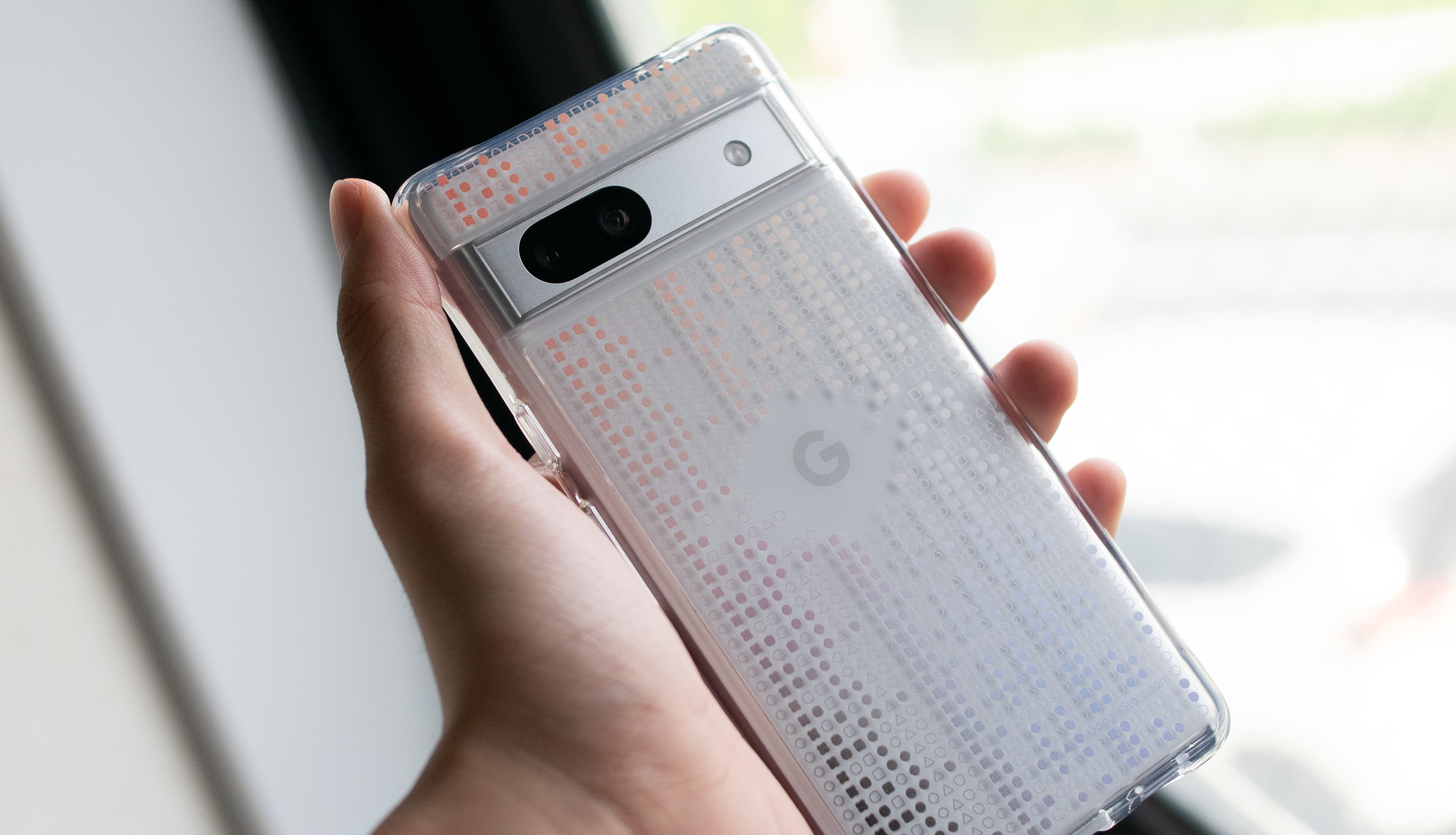 Google Pixel 7a 開封。カメラバーの突起がなくなって良いぞ