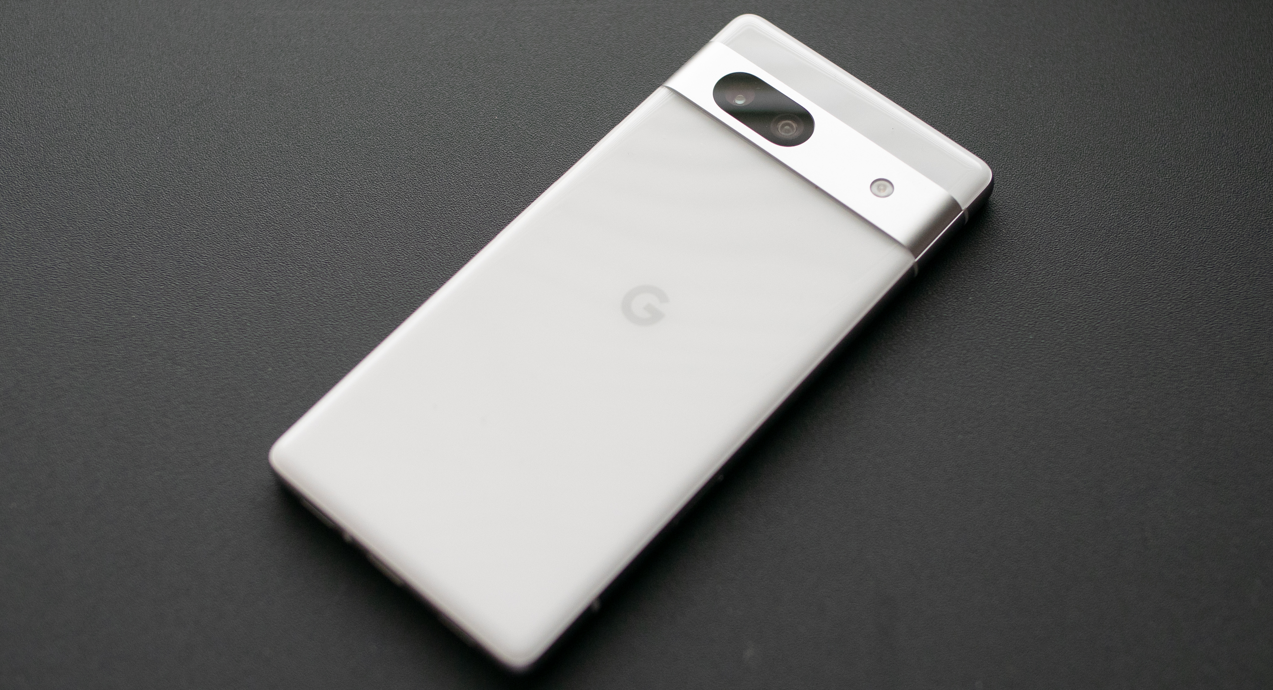 Google Pixel 7a 開封。カメラバーの突起がなくなって良いぞ
