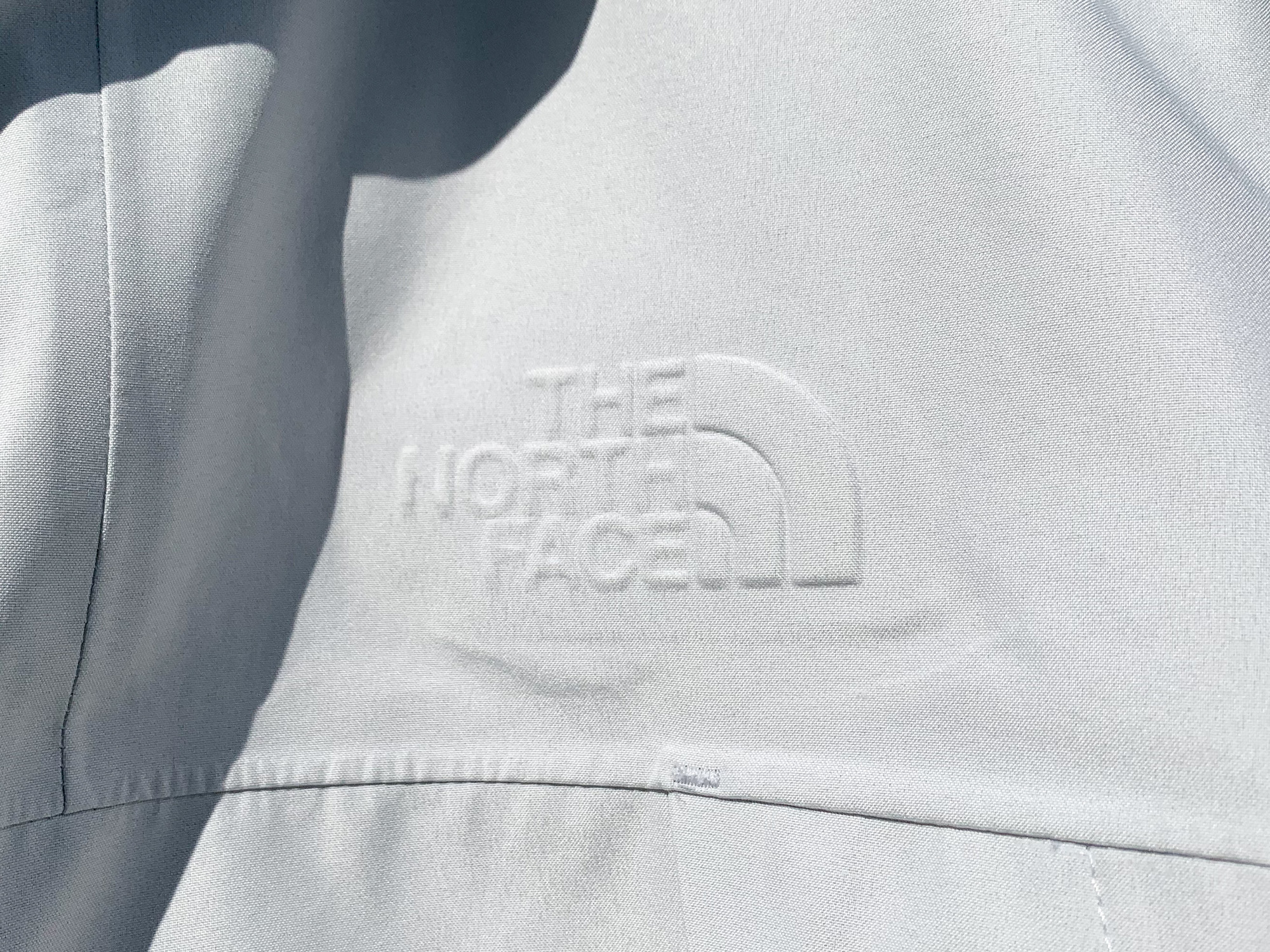 THE NORTH FACE ホワイト ジャケット THE NORTH FACEの白ジャケットが、街にもアウトドアにも映える理由