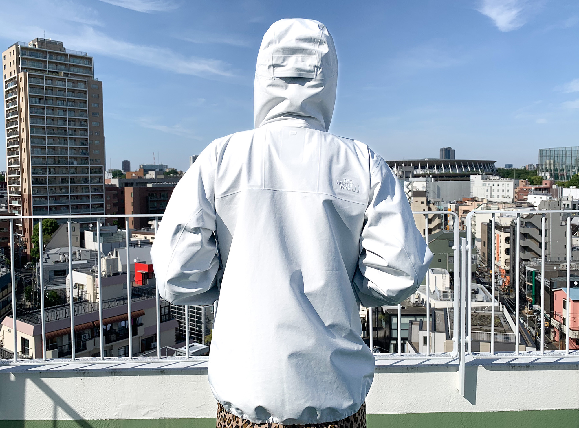 THE NORTH FACEの白ジャケットが、街にもアウトドアにも映える理由 