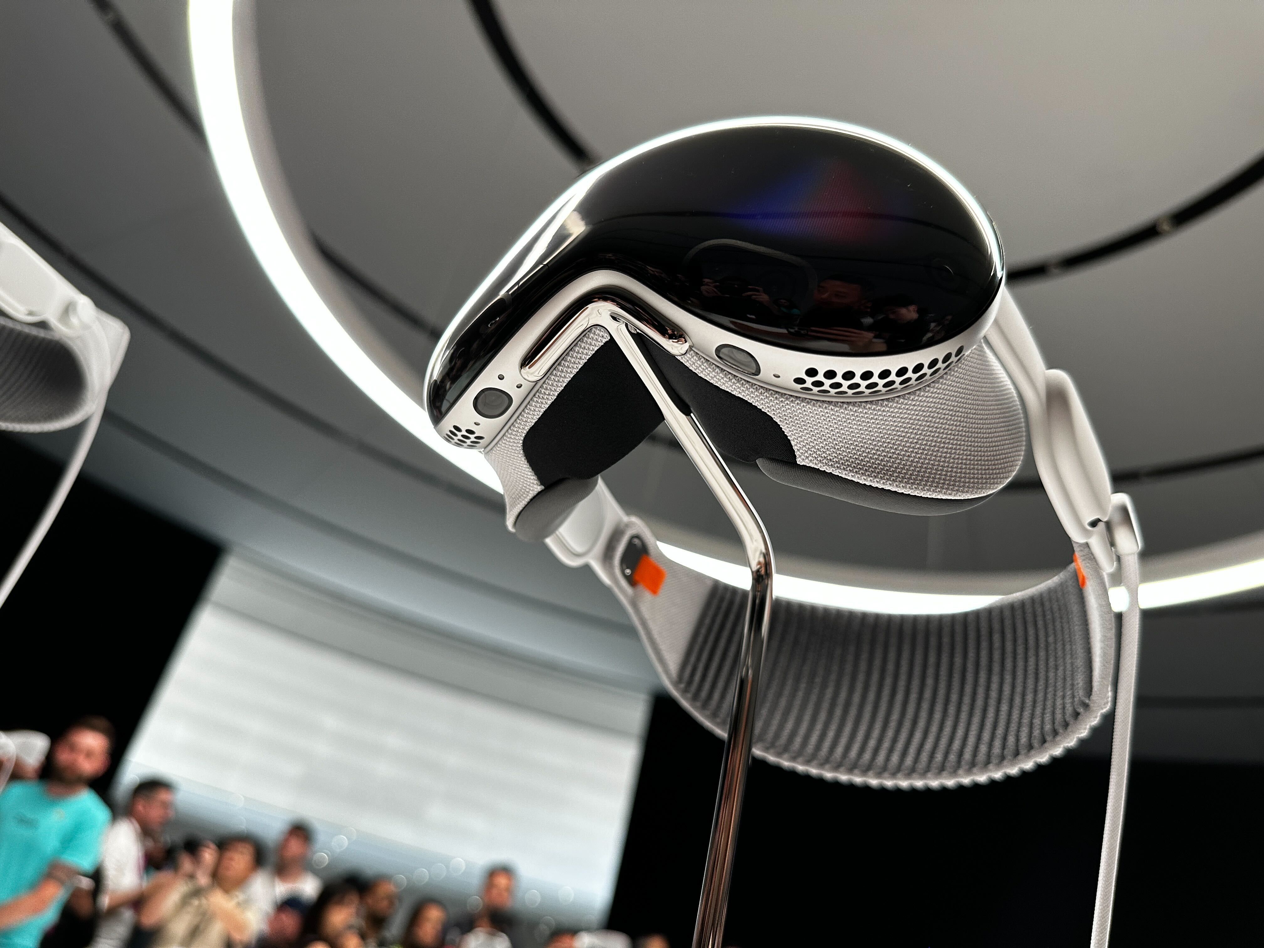 Apple初のMRヘッドセット「Vision Pro」は小さくておしゃれ。そう感じ