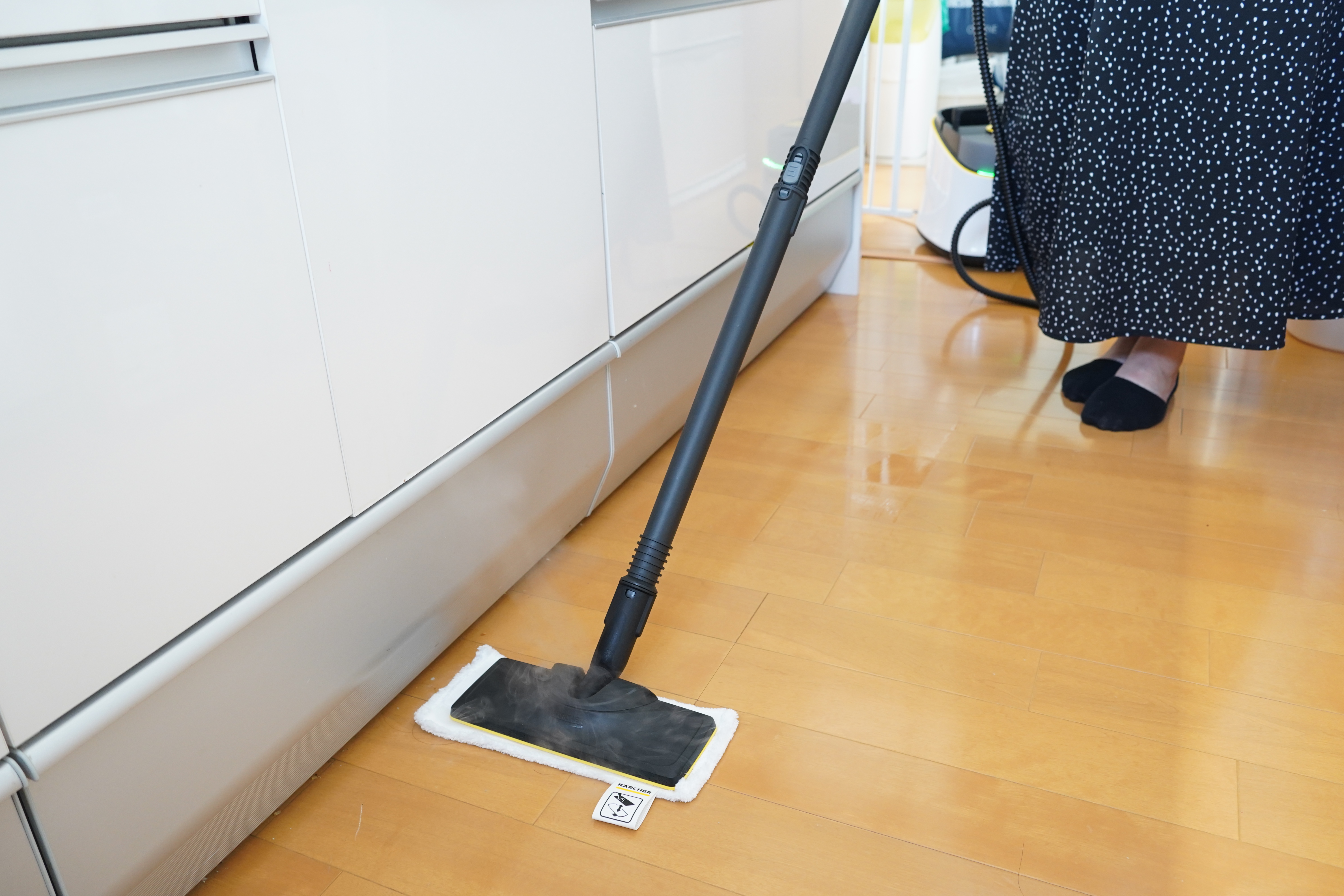 床の皮脂汚れに無類の強さ。立ったまま拭き掃除できるスチーム 