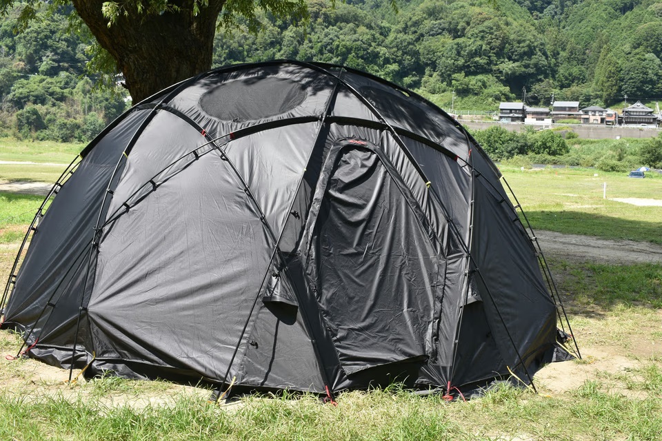10人が過ごせる居住性が魅力。遮光性バツグンの「デカドームテント」を