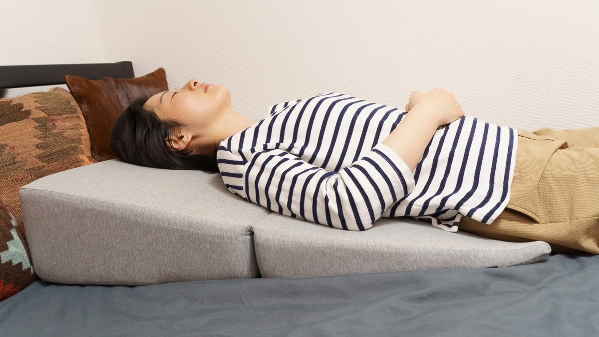 12°の角度設計で理想の寝心地に。寝返りも打ちやすい三角枕「Dr.Shin