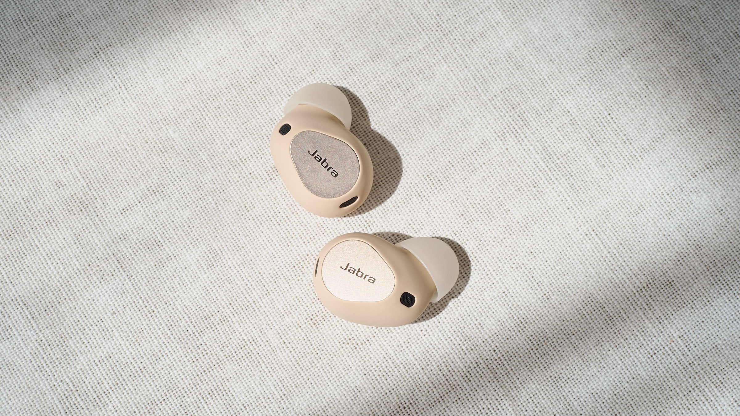 耳に入れた瞬間ビビる。ギズ編集部員3人が「Jabra Elite 10」を試した