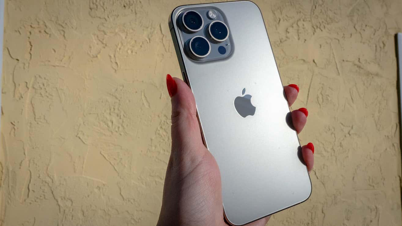入手したてのiPhone 15 Proをこじ開けて分解修理…その感想は