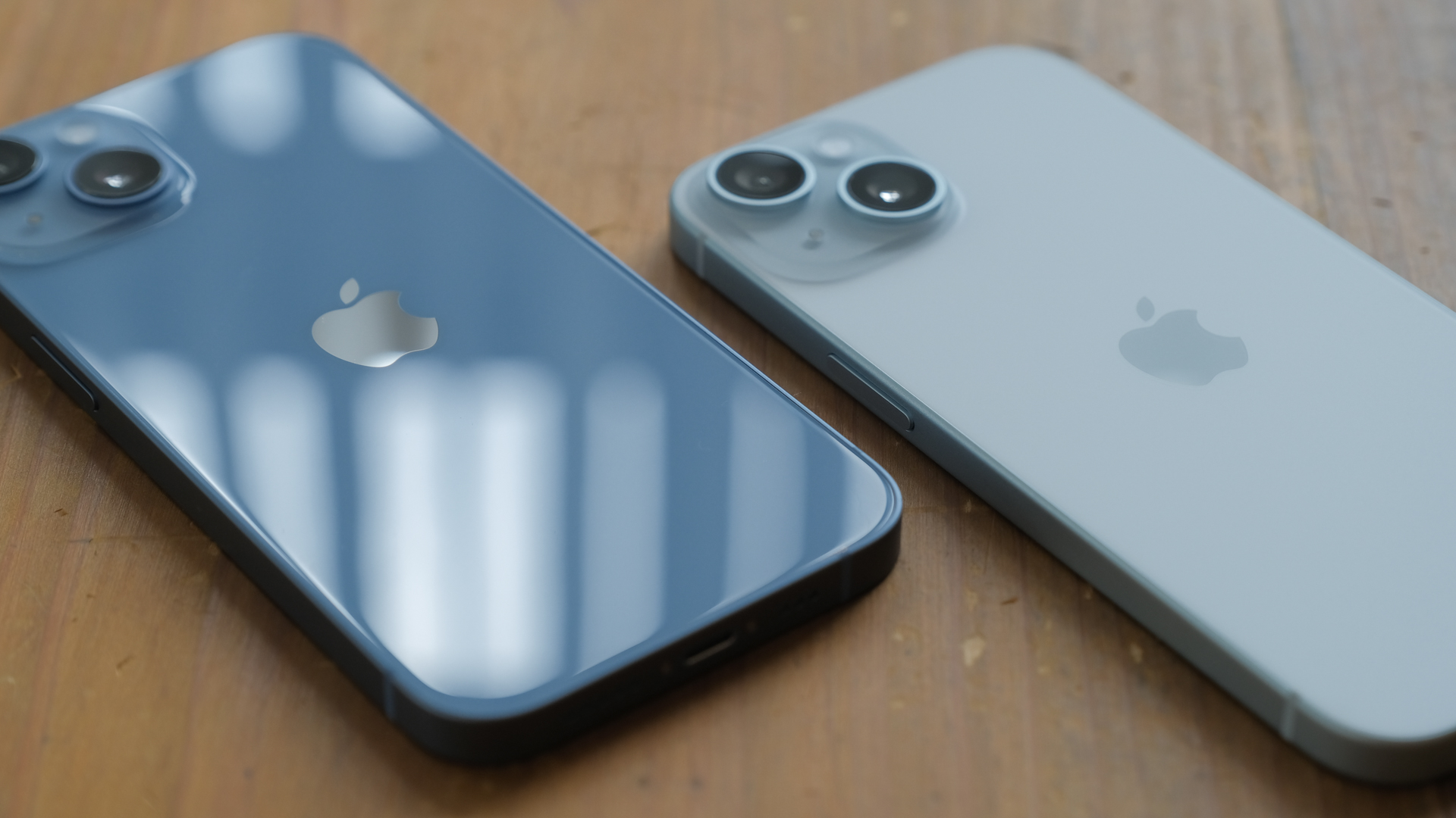 比較】iPhone 15は絶妙の色味、上品な仕上げ。iPhone 14と比べよう
