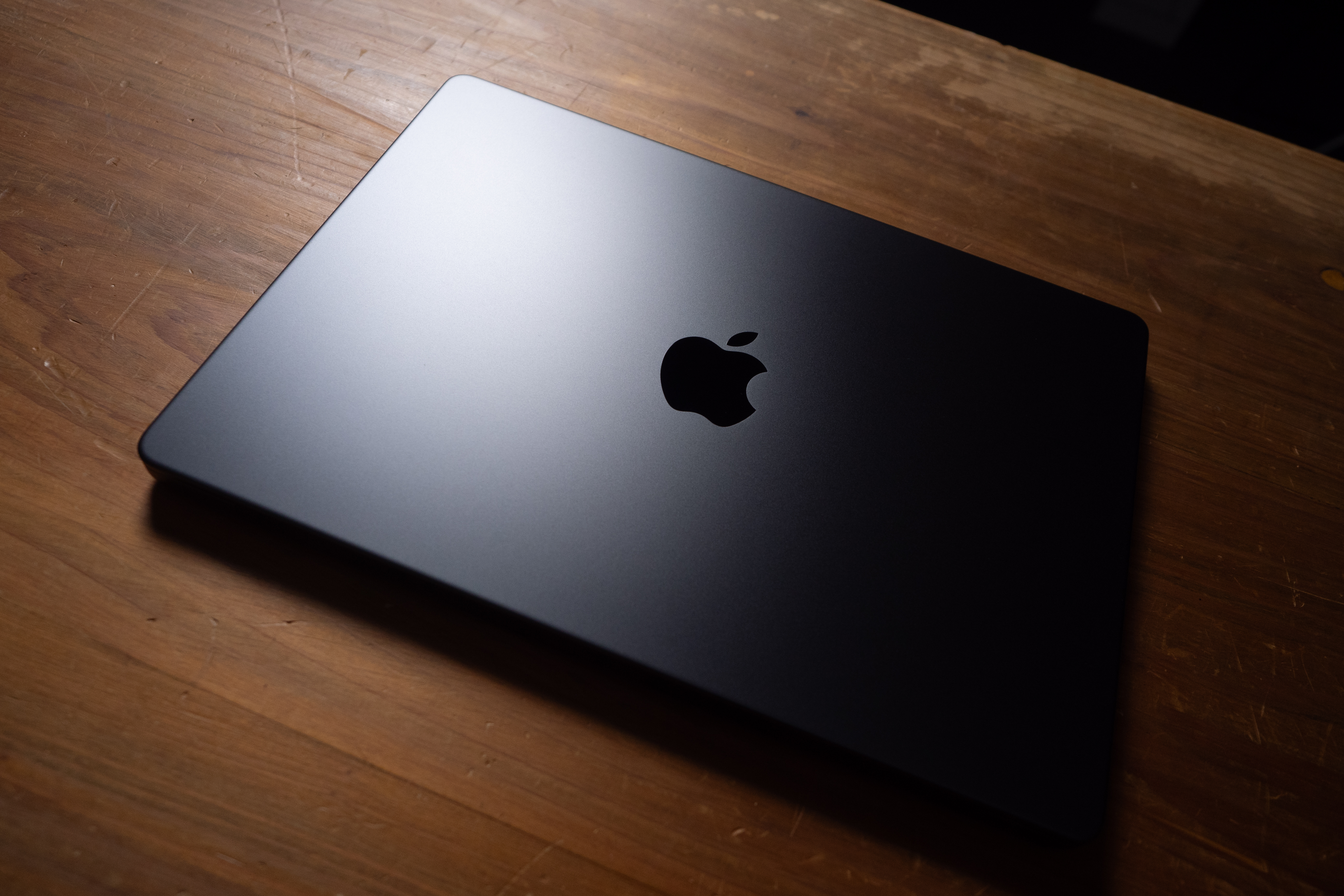 黒の魔力。スペースブラックのMacBook Proは一度見たら忘れられない
