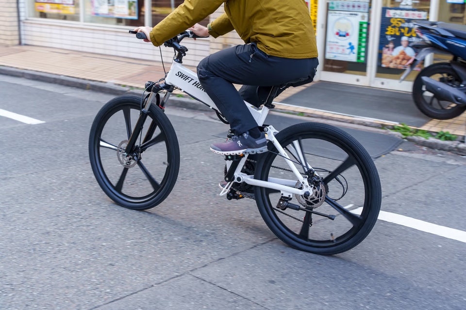 折り畳み可能で車載OK。“電動アシスト×7段変速”な「 SWIFT HORSE2