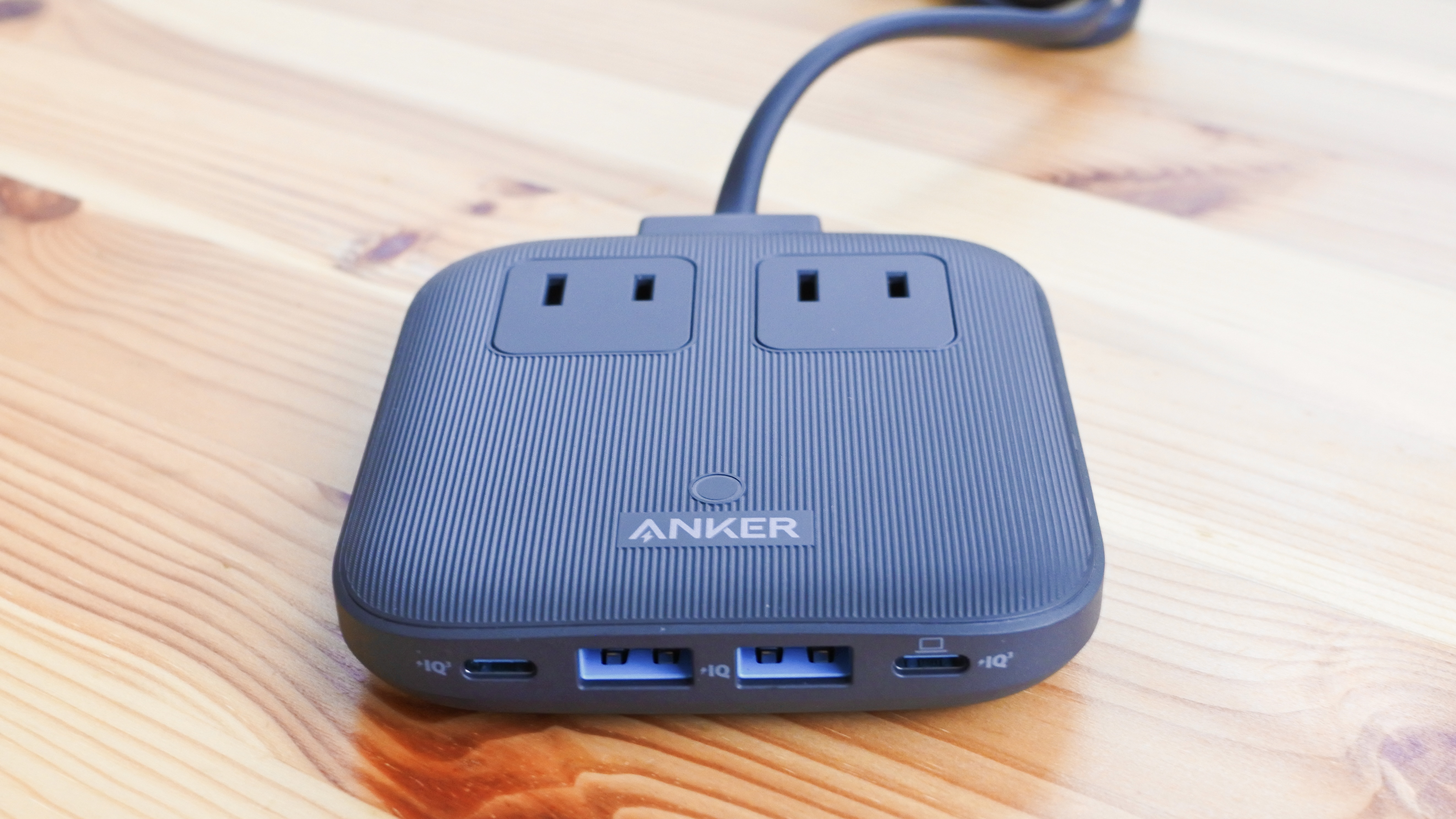 コード周りがグッと美しくなる。机にも置けるコンパクト電源タップ