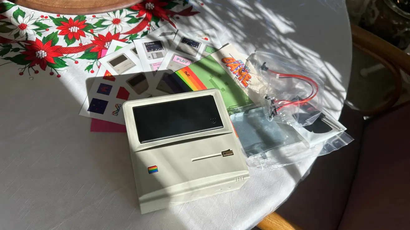 初代Mac風のデザインがかわいい！ミニミニPC「Ayaneo Mini PC」使って