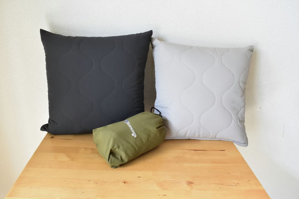 アウトドアでも部屋でも暖かく過ごせる。より快適になった着る寝袋を