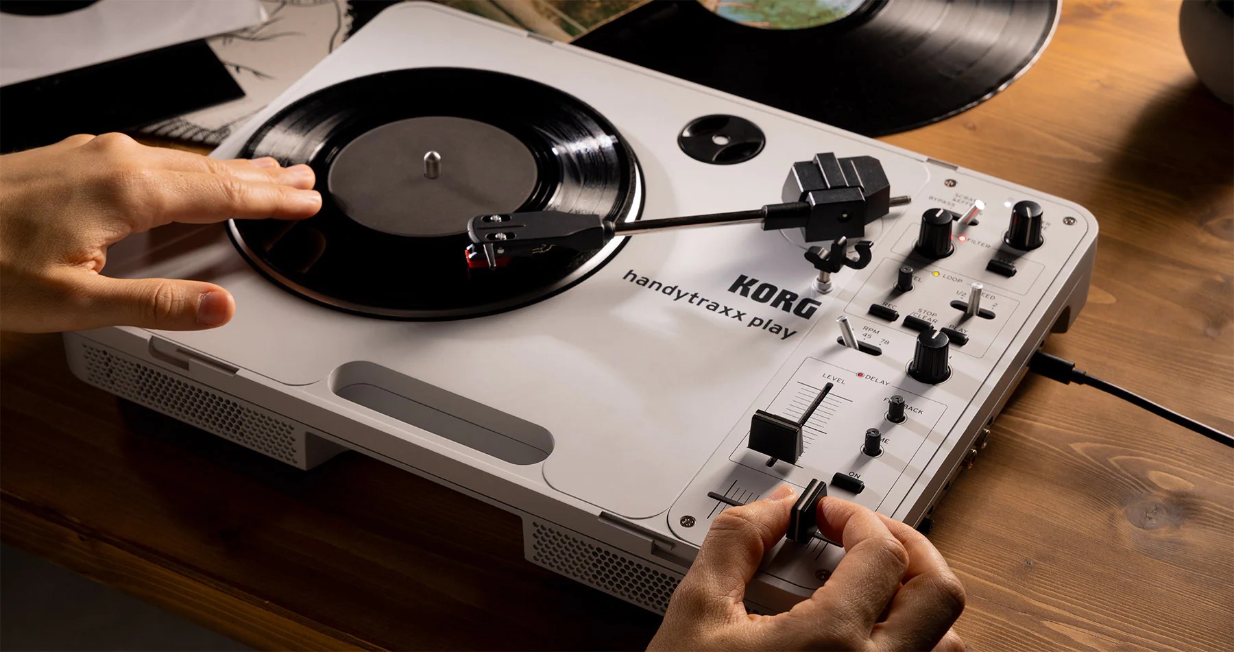 1台でみんな振り向くDJしようぜ。このモバイルなターンテーブルで