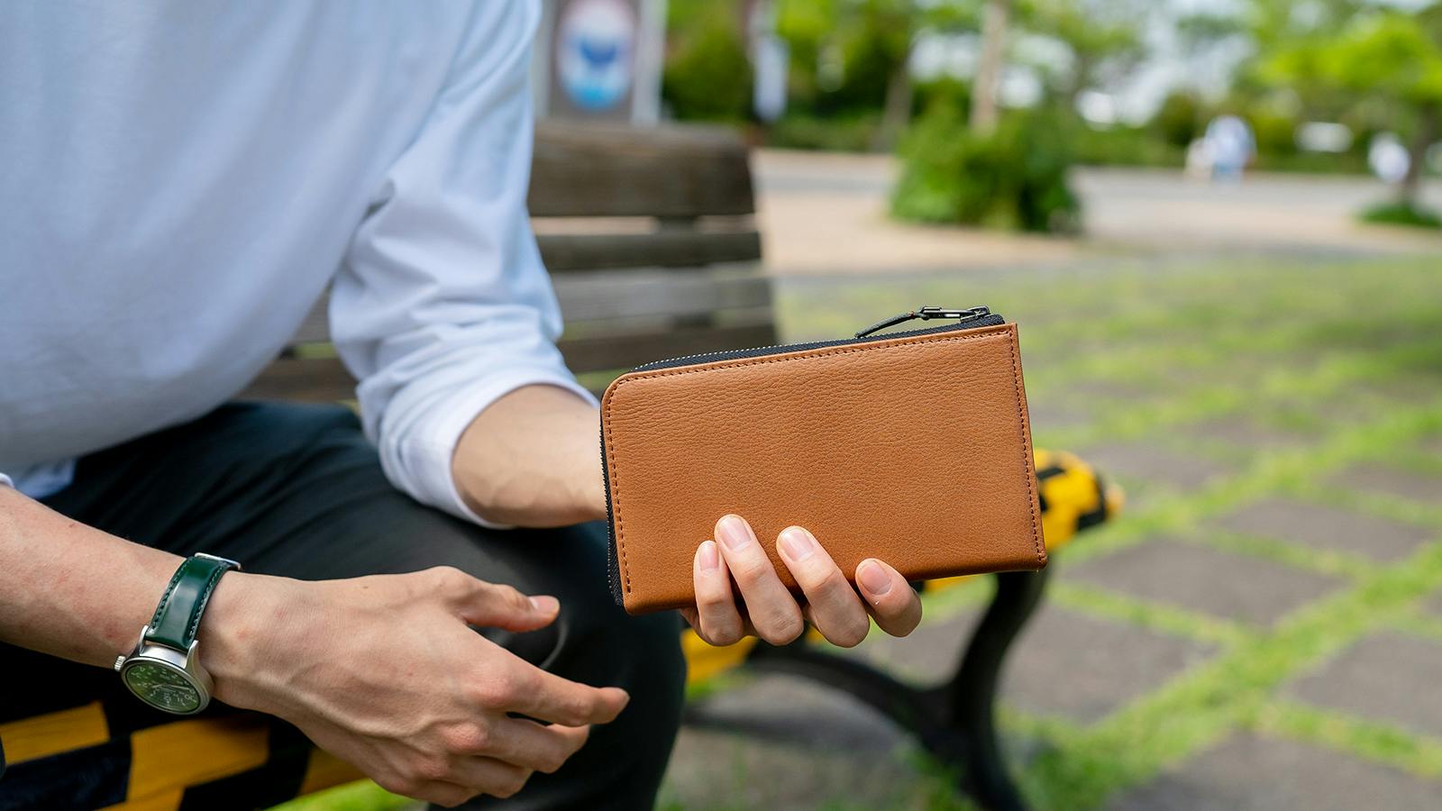 ガバッと開いて視認性よし！ 容量十分だけどスマートなシルエットも
