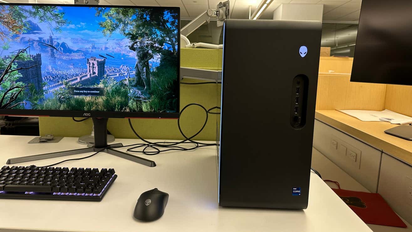 シンプルボディになったAurora R16。性能はちゃんとAlienwareだった