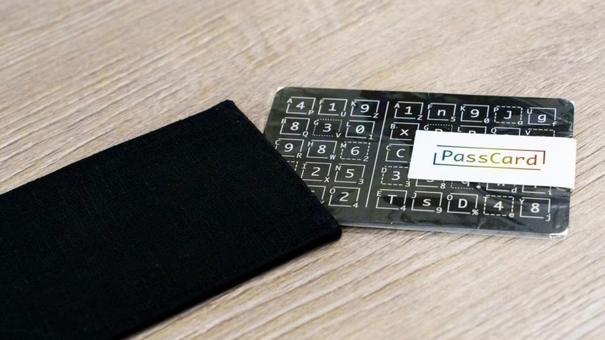 このカード、パスワード管理の救世主だった。アナログだからこそ忘れ