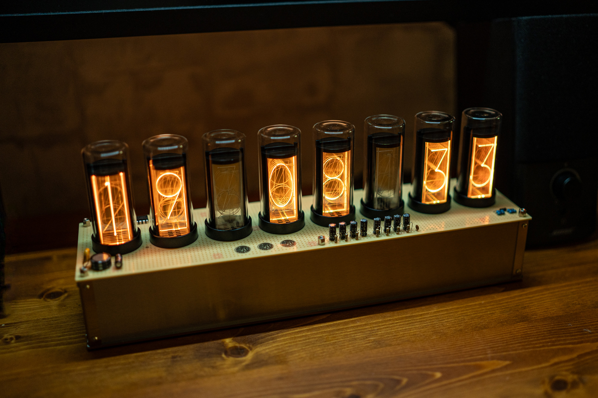 Gixie Clock ニキシー管時計 レトロフューチャー風デジタル時計 別世界線の変動率も表現可能！ デスクやリビングに映えるレトロ