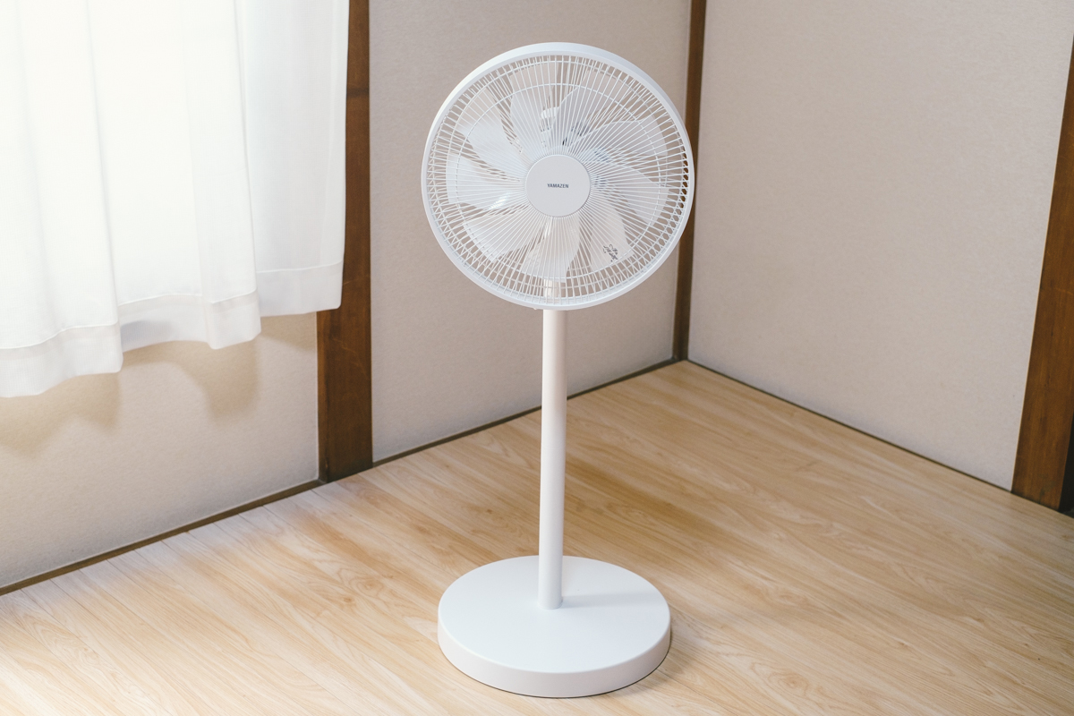 ヤマゼンの「たためる扇風機」なら、オフシーズンも邪魔にならない
