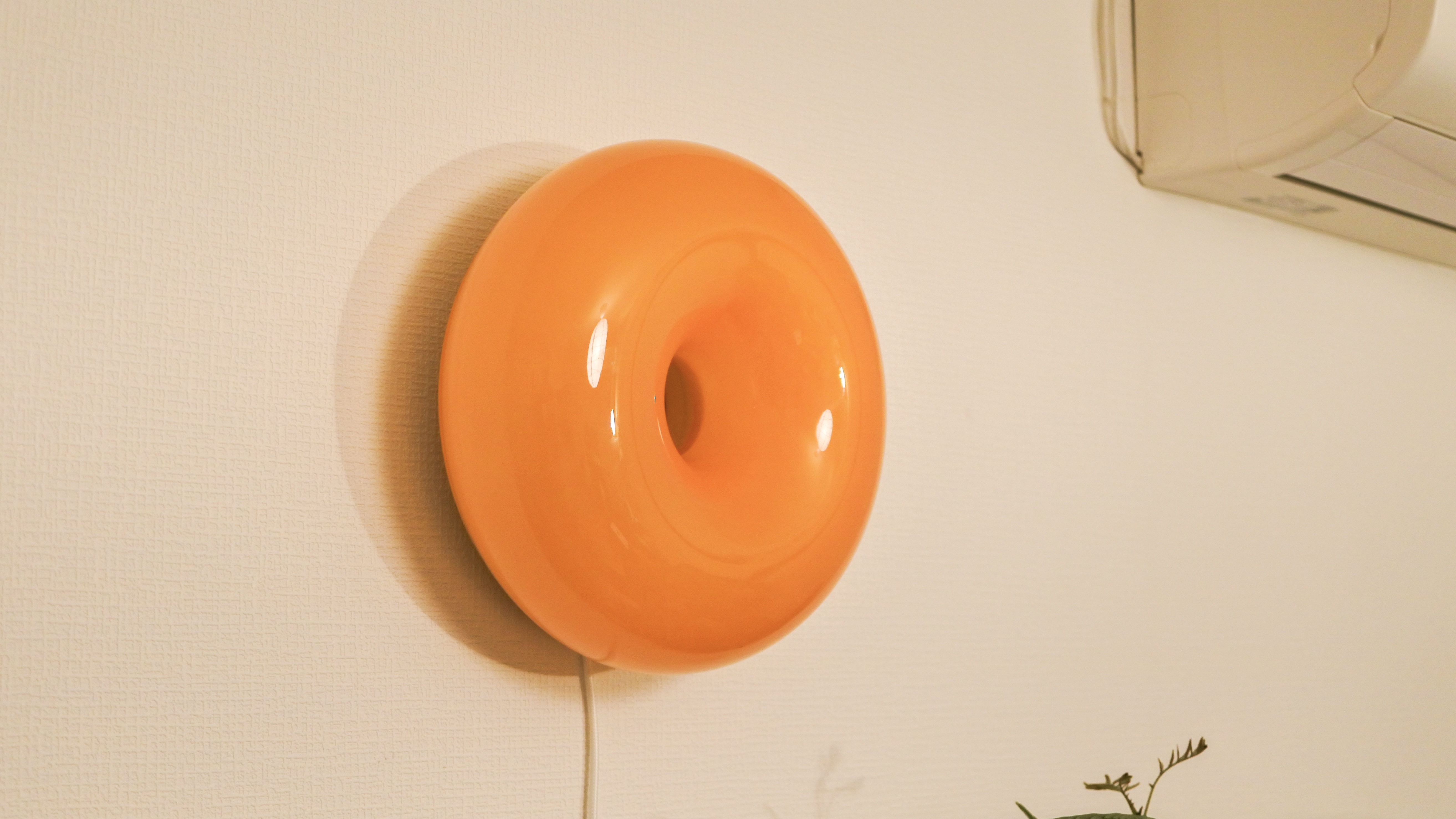 売り切れ続出。IKEAのドーナツ型ランプで、省スペースに趣をプラス