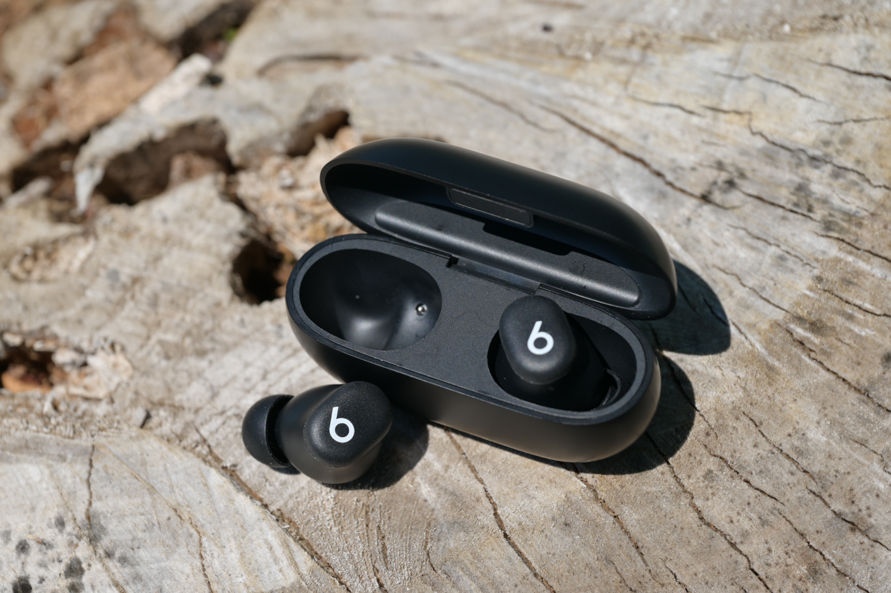 Beats最小の新作イヤホン。ケースで充電不可だけど、元気な音を体感