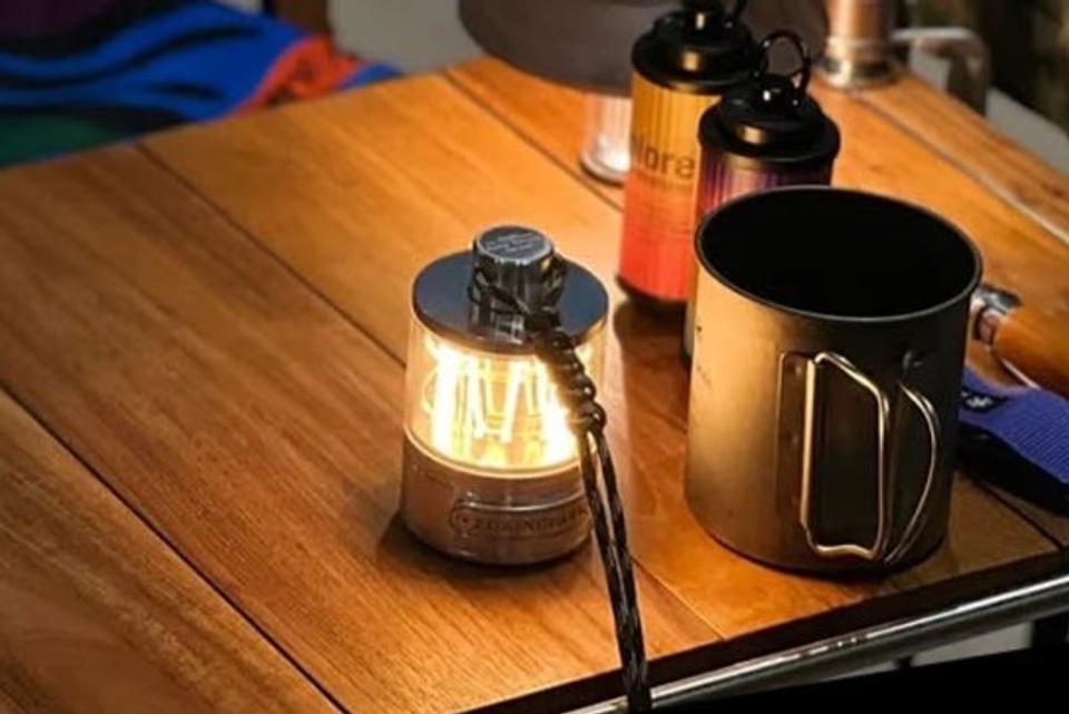 最大連続使用時間15時間のLED小型ランタンは、使い勝手抜群の便利