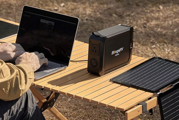 超コンパクト。2つ合わせても重量3.6kgのソーラーパネルとポータブル