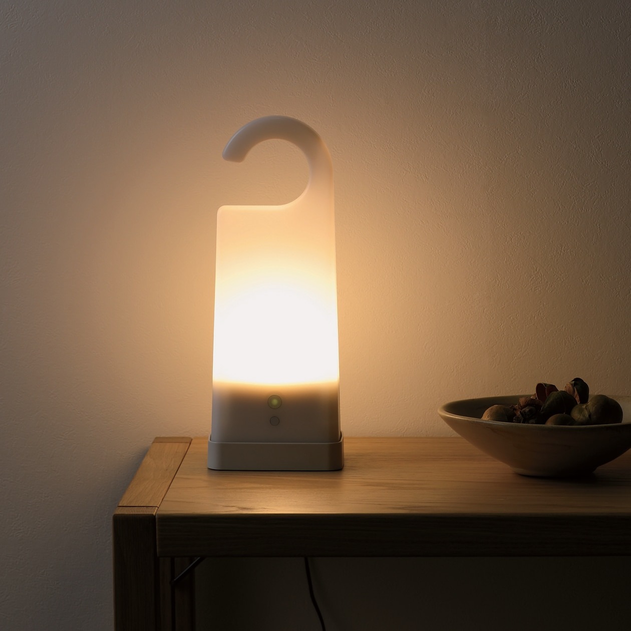 いつもの灯りが“もしもの時”も役立つ。無印良品のハンガー付きLED