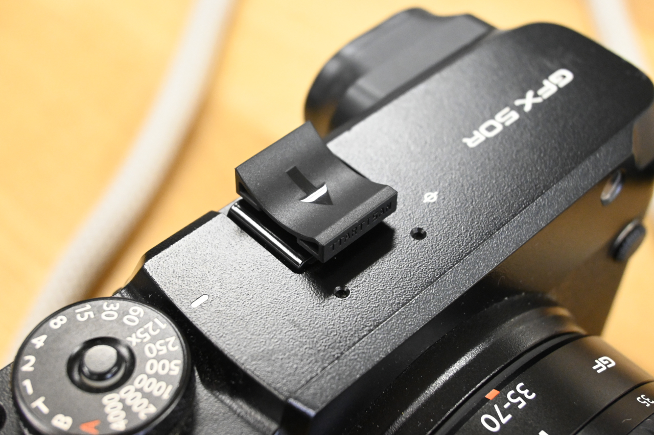 カメラに付けられる35mmフィルムみたいなLEDライト。買ったので使って