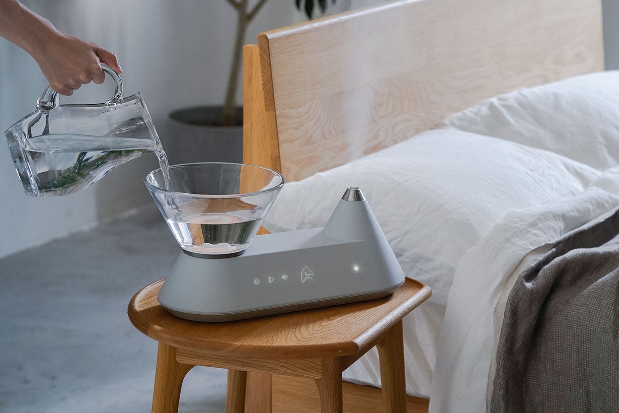 スマートなデザインの加湿器で夏も充分な保湿を！ 光や音の演出も魅力