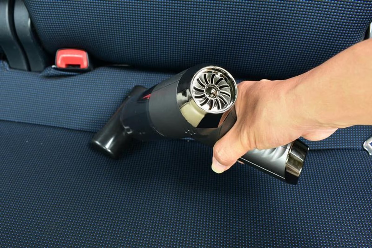 シートの隙間もスッキリお掃除！ エア噴射もできるミニ掃除機が優秀