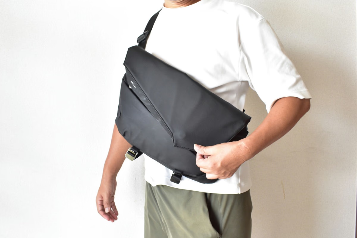 荷物にあわせて姿を変えるスリングバッグ！一眼カメラのバッグにも！（グレー） 荷物にあわせて姿を変えるスリングバッグ！一眼カメラのバッグにも