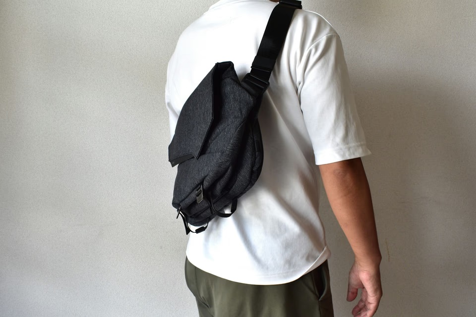 荷物にあわせて姿を変えるスリングバッグ！一眼カメラのバッグにも！（グレー） 5色のカラバリ】荷物にあわせて姿を変えるスリングバッグ！一眼カメラ