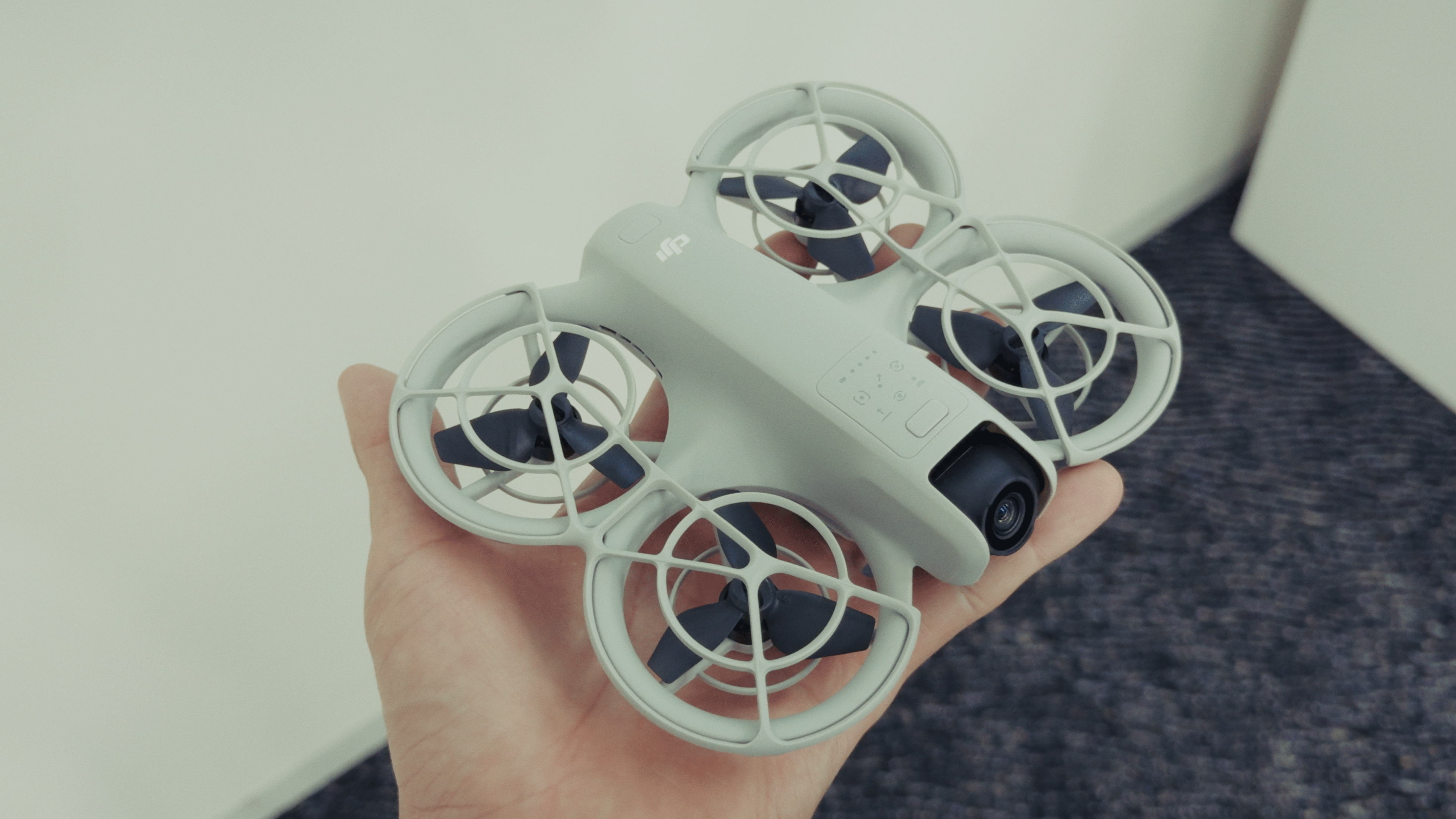値段もサイズも超お手軽。手のひらサイズの本格ドローン | ギズモード