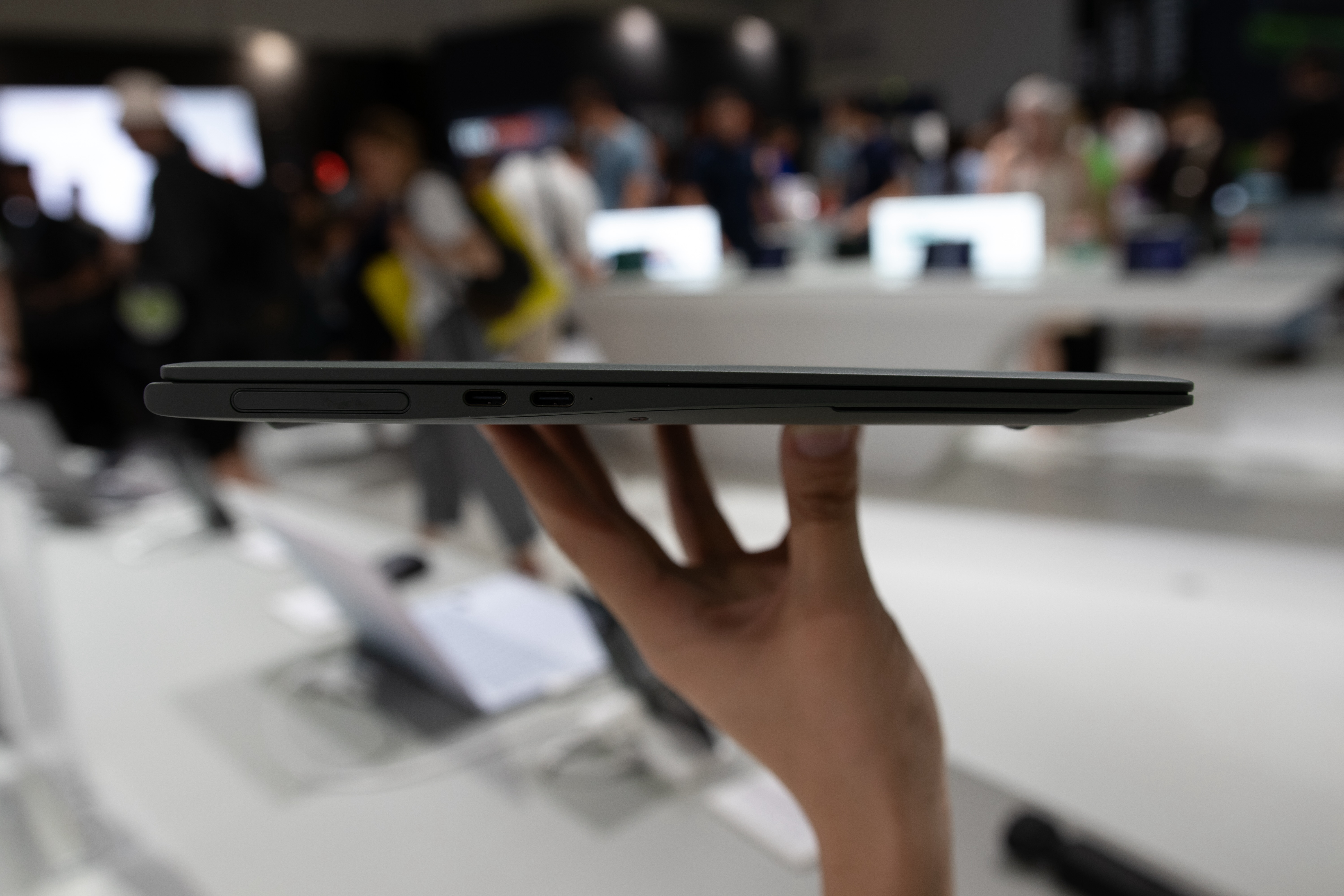 厚さたった1cmのノートPC！ なおWebカメラのクセが強い #IFA2024