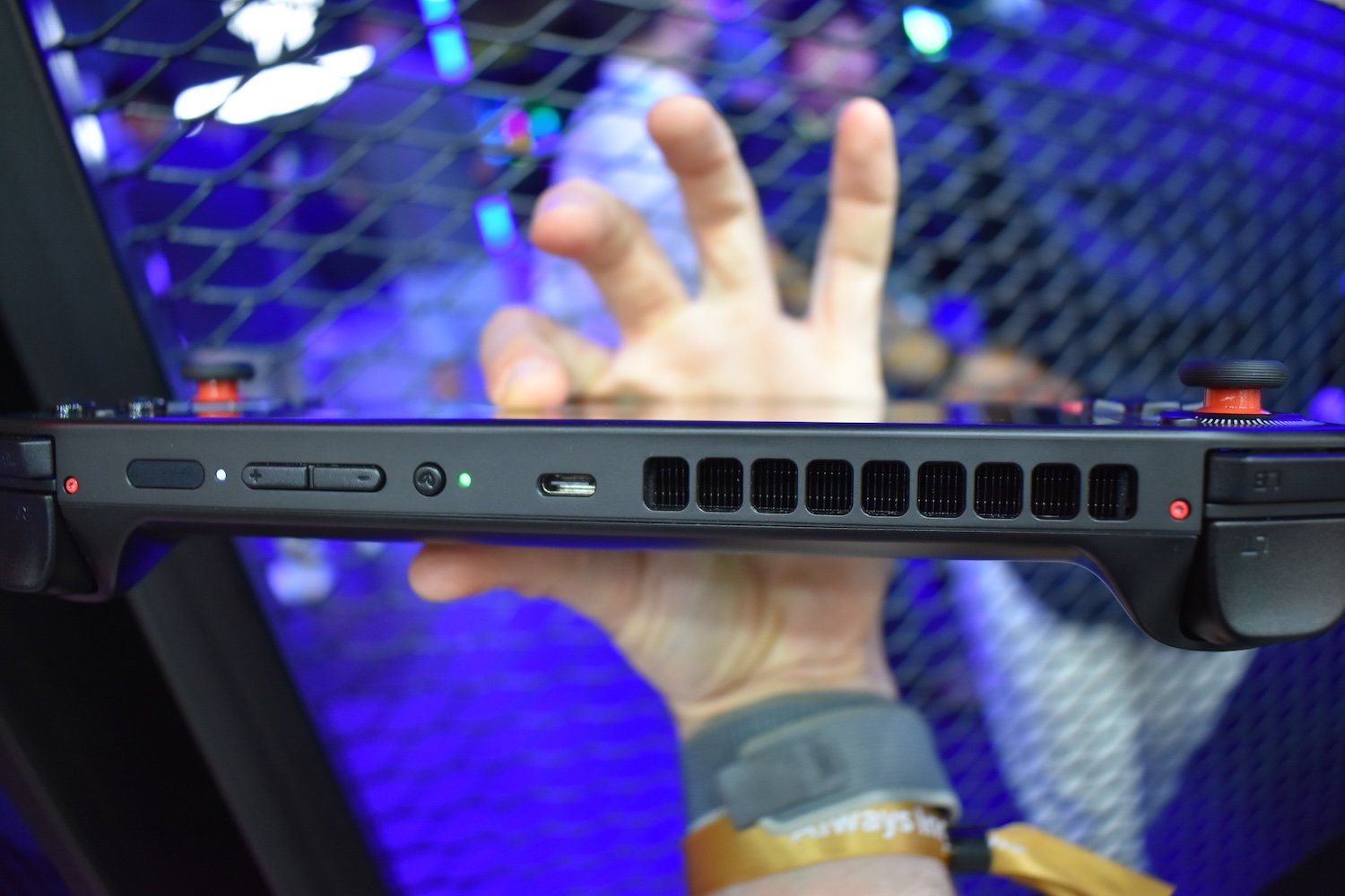Acer初の携帯ゲーミングPC「Nitro Blaze 7」は、他社製品に勝てるのか