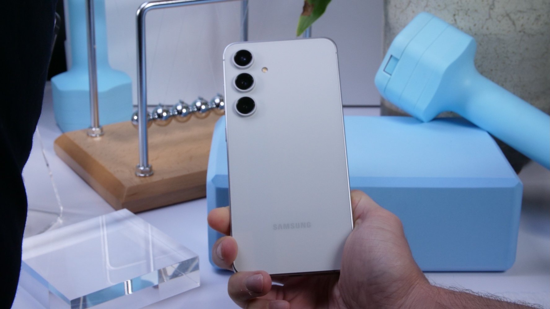 Samsungの廉価版スマホ「Galaxy S24 FE」。日本発売は年明けか