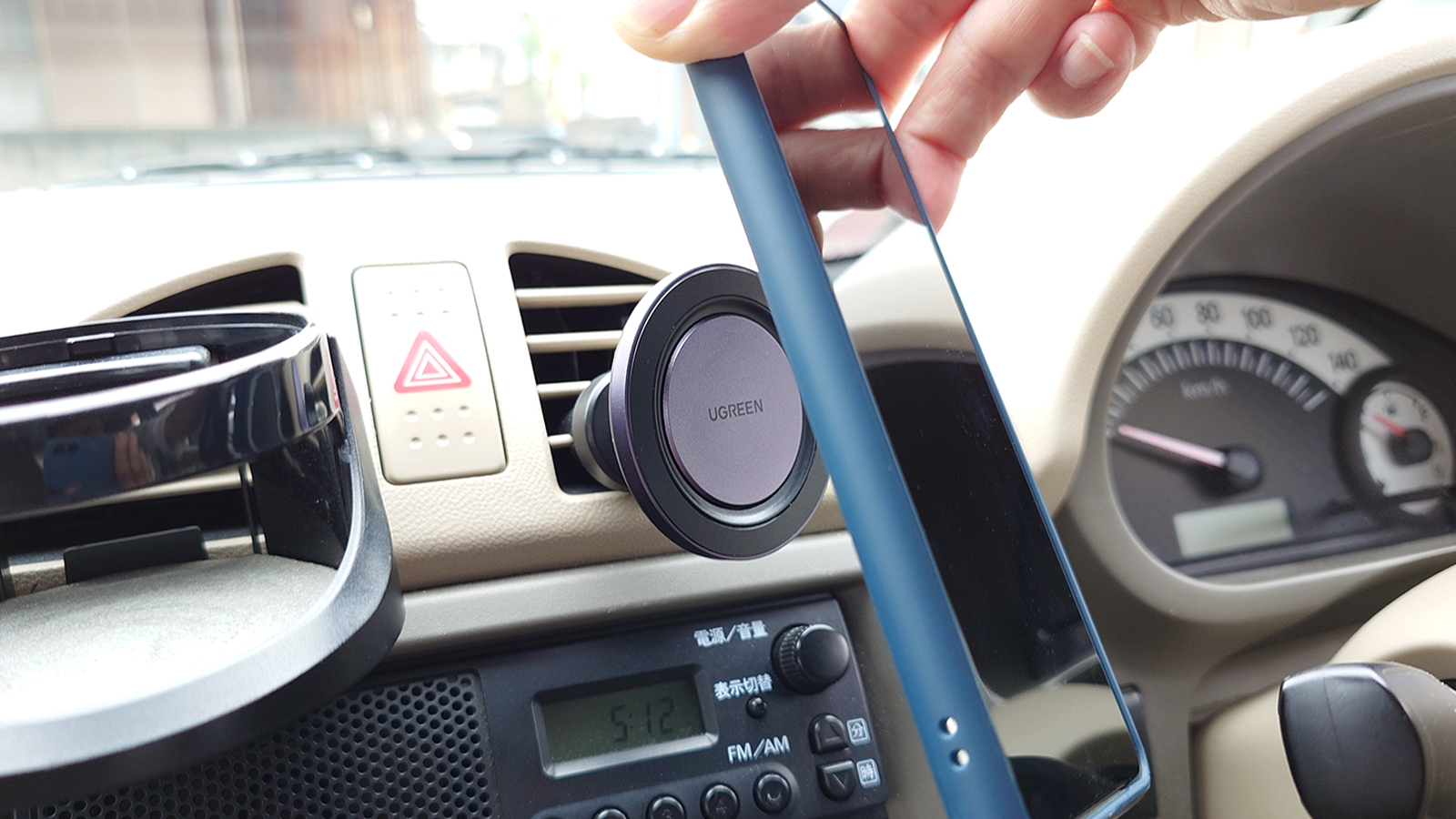 吸い付くようにスマホをセット。UGREENの車載ホルダーが今なら1,000円 