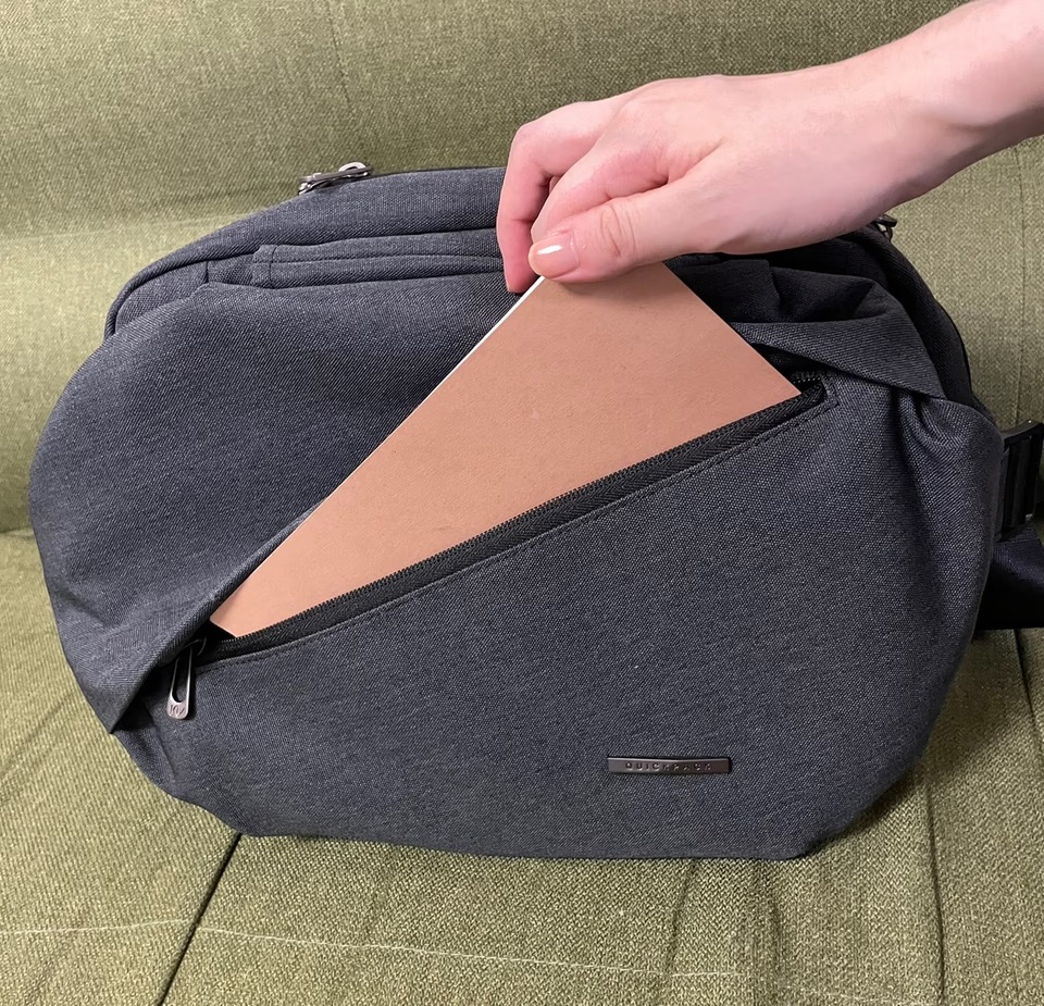 荷物が多くても身軽に！ドリンクポケット付き「QUICK PACK 11」の便利