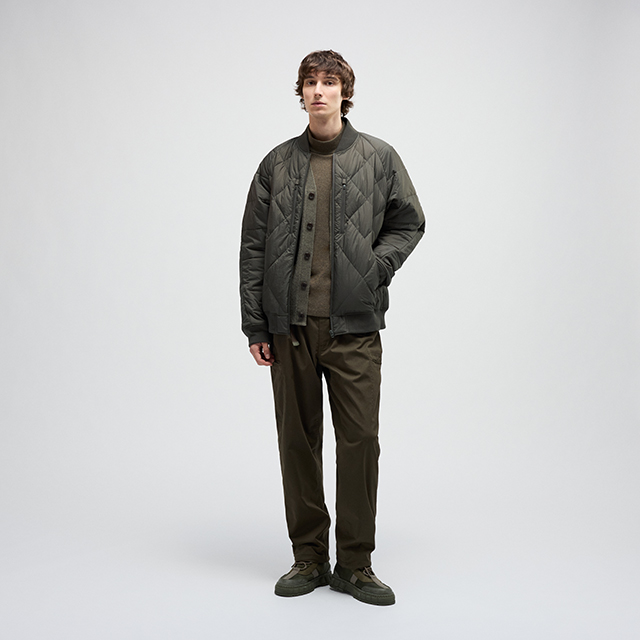 【新品】UNIQLO✖️WMリサイクルハイブリッドダウンジャケットM/オリーブ ユニクロで話題のコラボ第三弾。今季はリサイクル素材を使用した