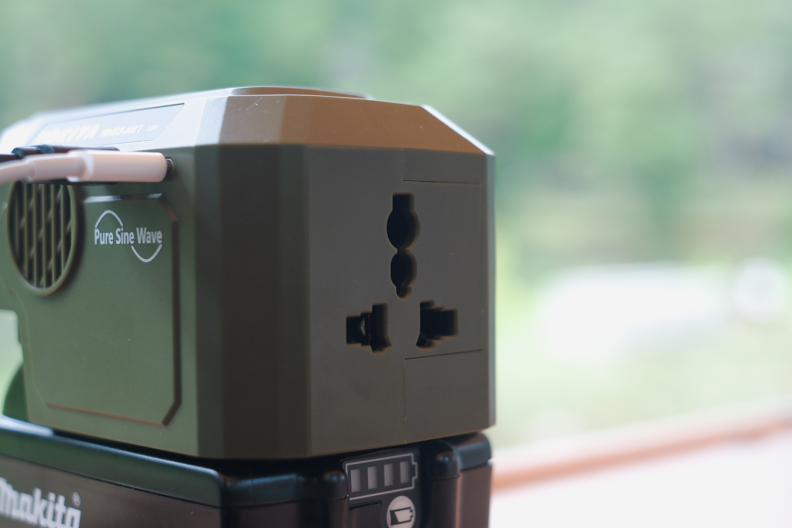 正弦波だから対応機器も豊富！ マキタ18Vバッテリー用をポタ電にできる