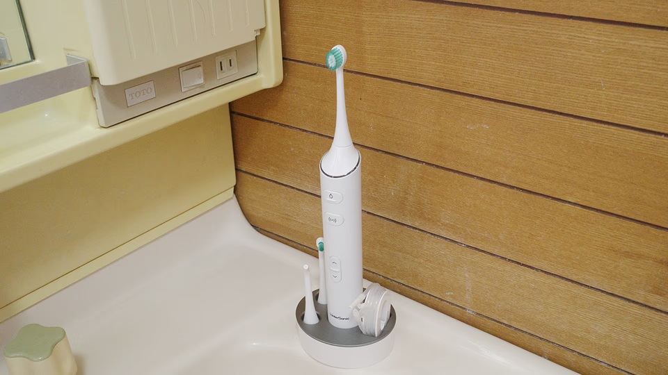 電動歯ブラシ「Water Sonic」で歯磨きとフロスを効率的にケア！自宅