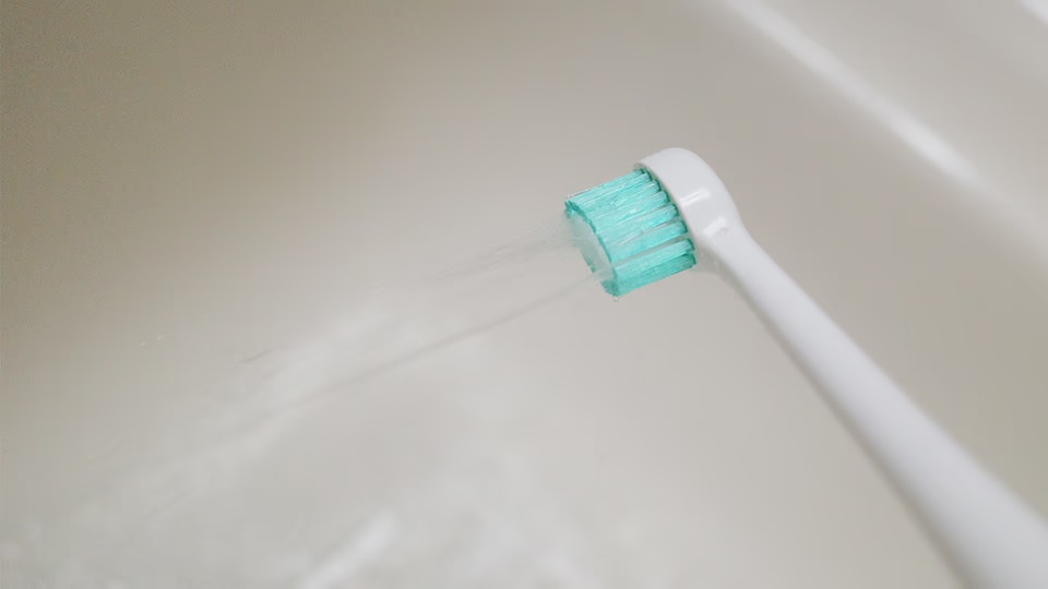 電動歯ブラシ「Water Sonic」で歯磨きとフロスを効率的にケア！自宅