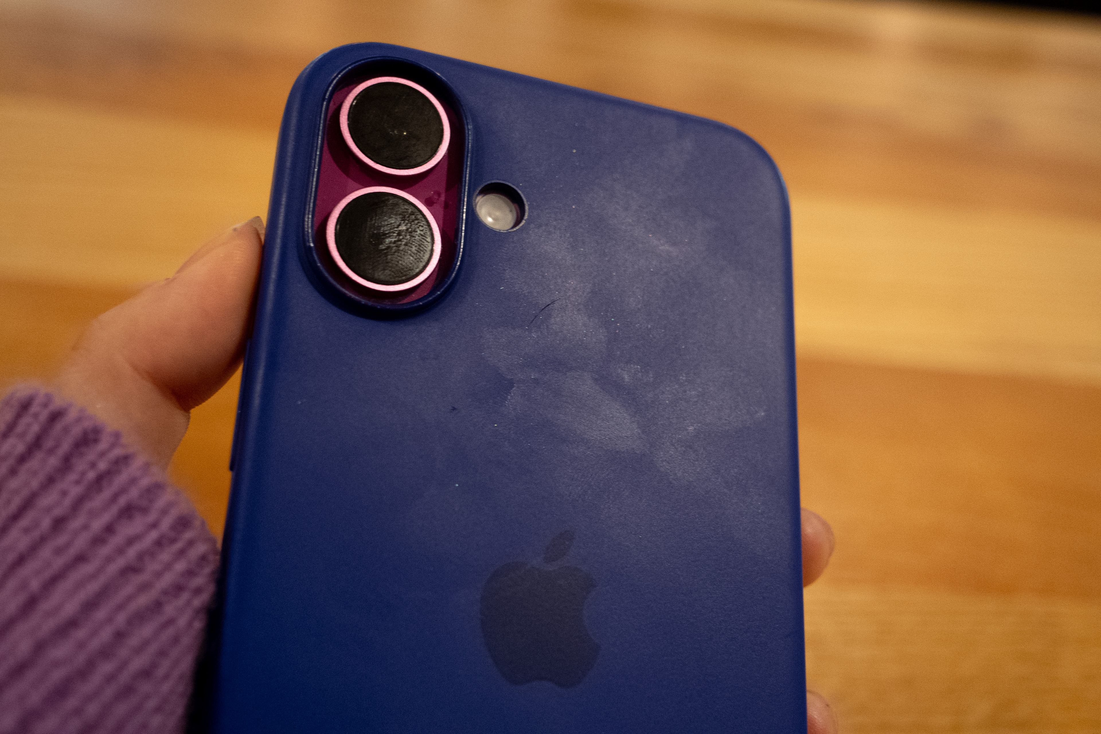 iPhone 16の純正シリコンケース、3カ月使ってみた結果 | ギズモード