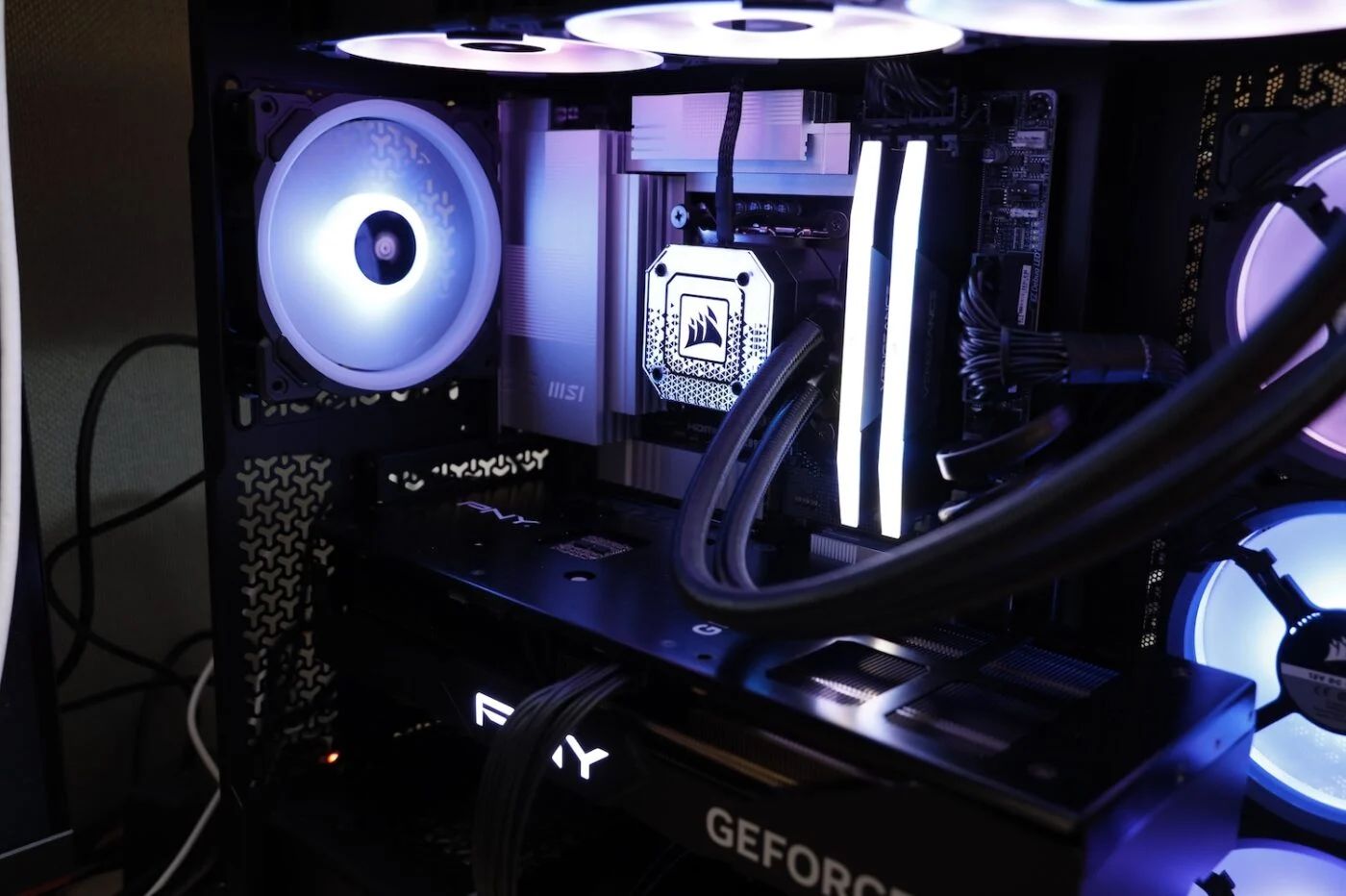 水槽みたいなゲーミングPC、Origin PC発。パワフルだけど取り扱い注意