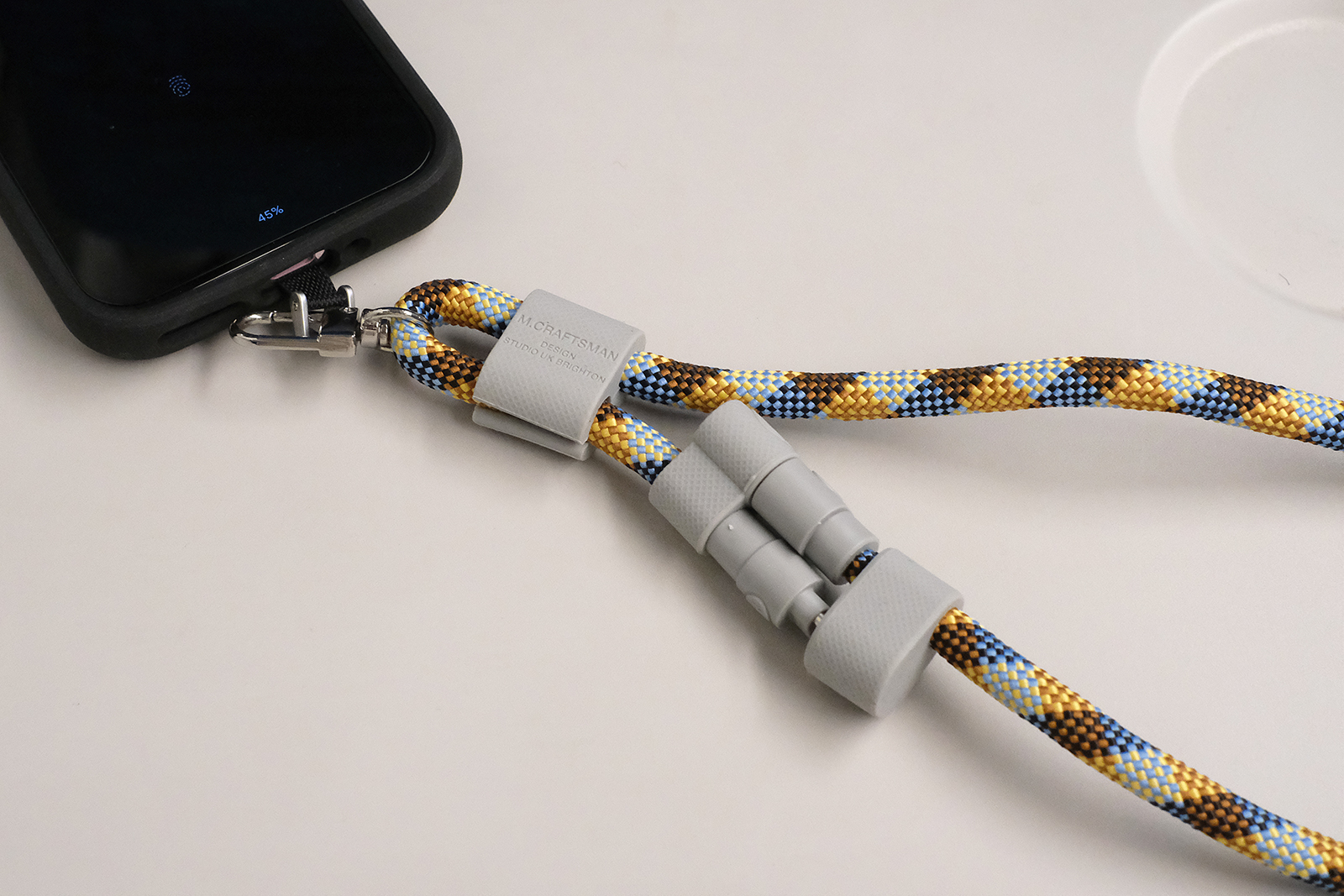 これなら絶対忘れない。充電ケーブルとして使えるスマホストラップ