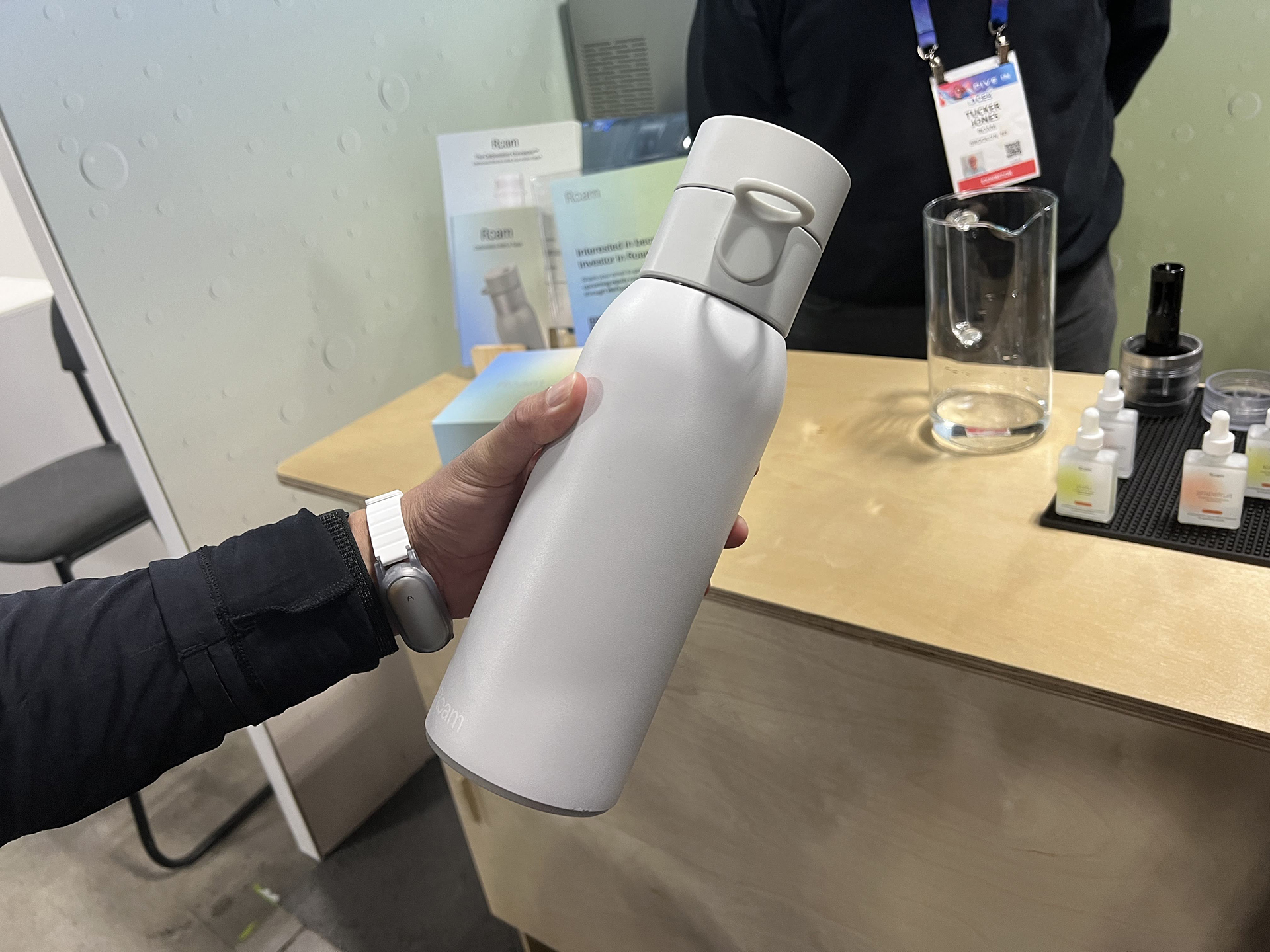 炭酸製造 CO2カートリッジ装填、どこでも炭酸水…完成ッ！ #CES2025 | ギズモード
