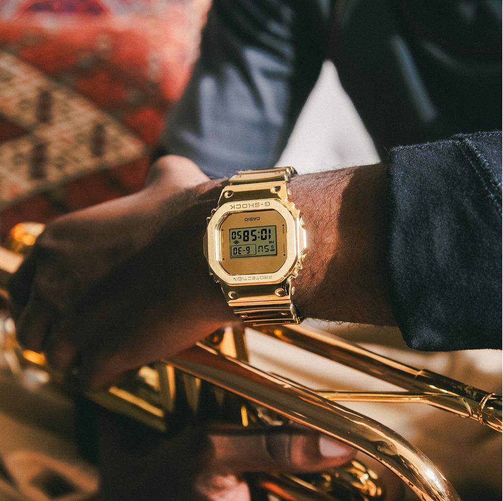 パッと見、金属調のG-SHOCK。実は強さとしなやかさを両立した新素材を