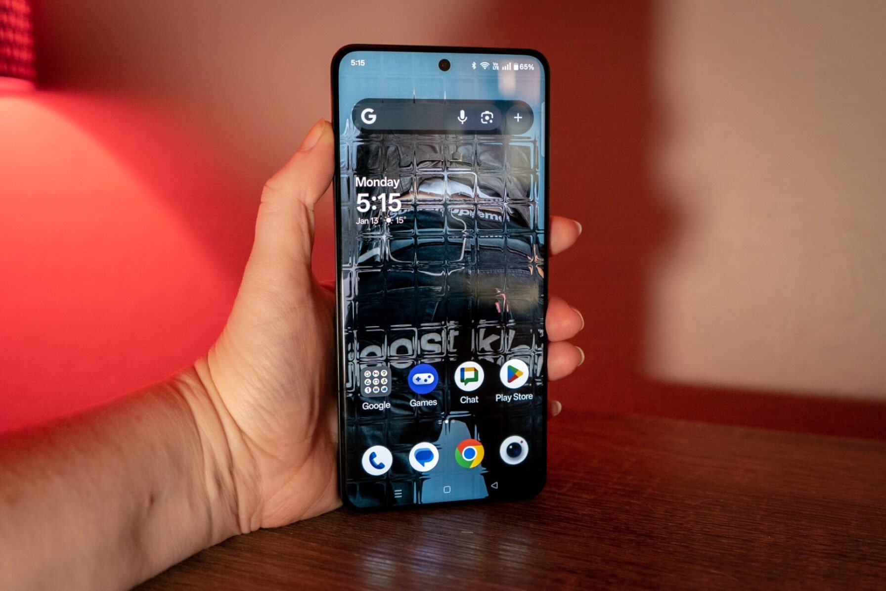 派手さも個性もない…だけど人と被らないスマホが欲しいならOnePlus 13