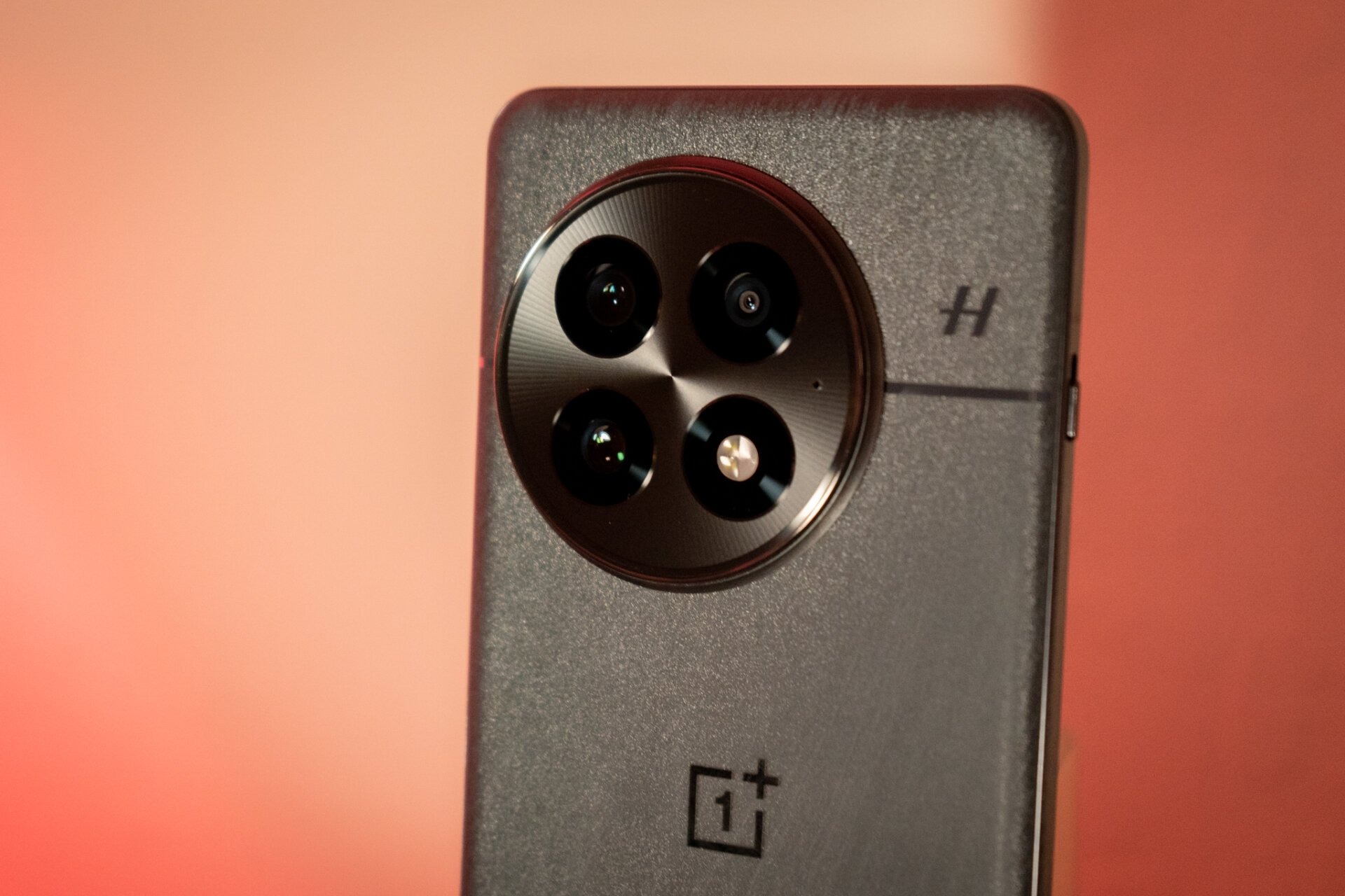 派手さも個性もない…だけど人と被らないスマホが欲しいならOnePlus 13 