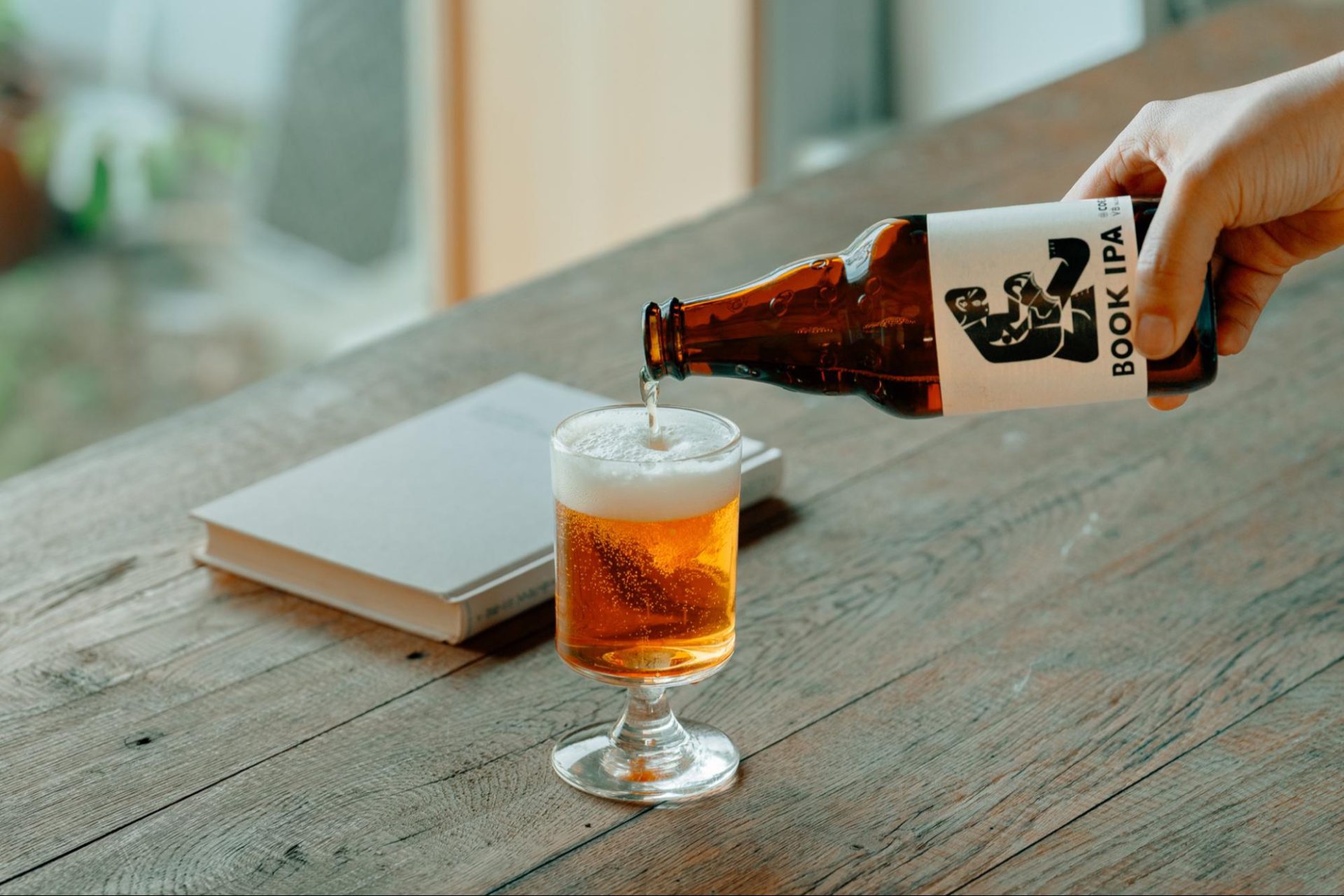 コンセプトは「ハッとさせない」。本屋とビール屋がコラボしたクラフト